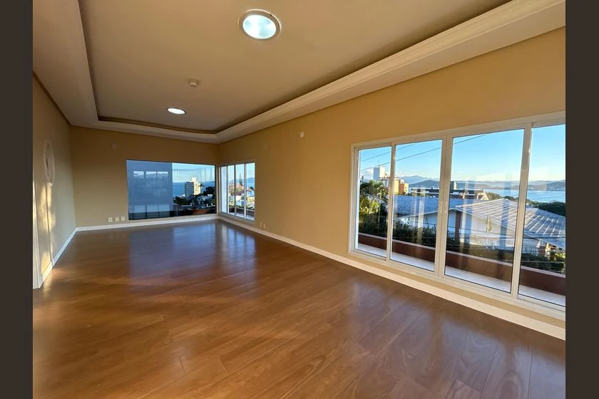 Rental house with 7 bedrooms and a private garden — photo 4