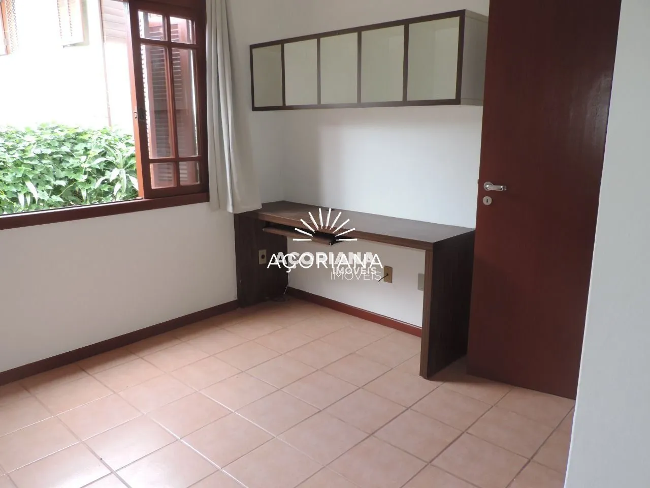 Fireplace in a 5-bedroom house, 350 m² — photo 13