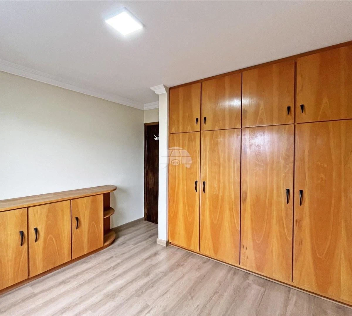Apartamento de 1 quarto com piso de madeira ou laminado — photo 9