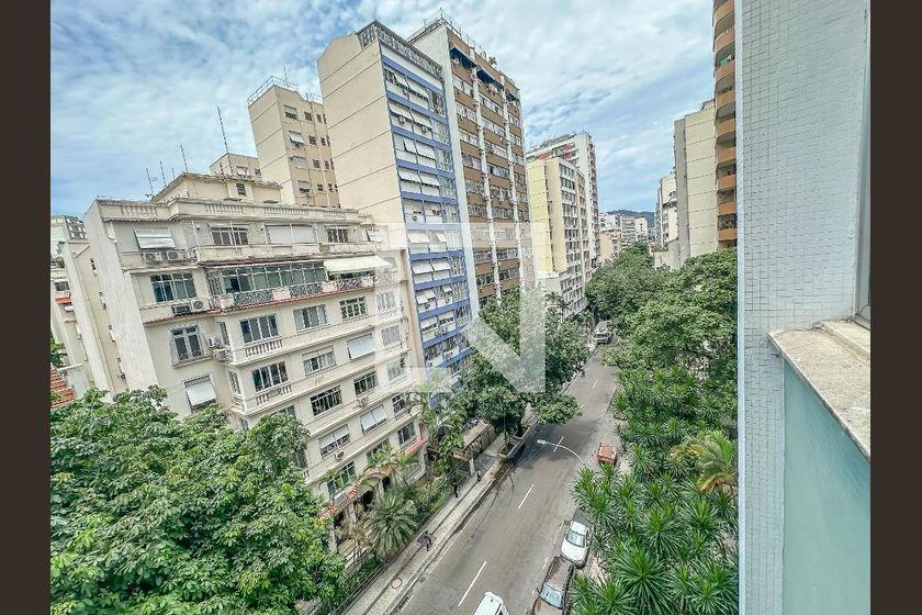 Квартира з 2 спальнями та дерев'яною підлогою або ламінатом — photo 44