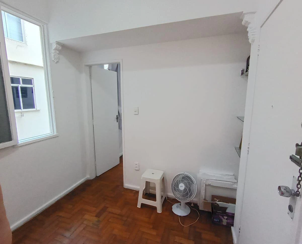 One-bedroom apartment with wood or laminate floors — photo 3