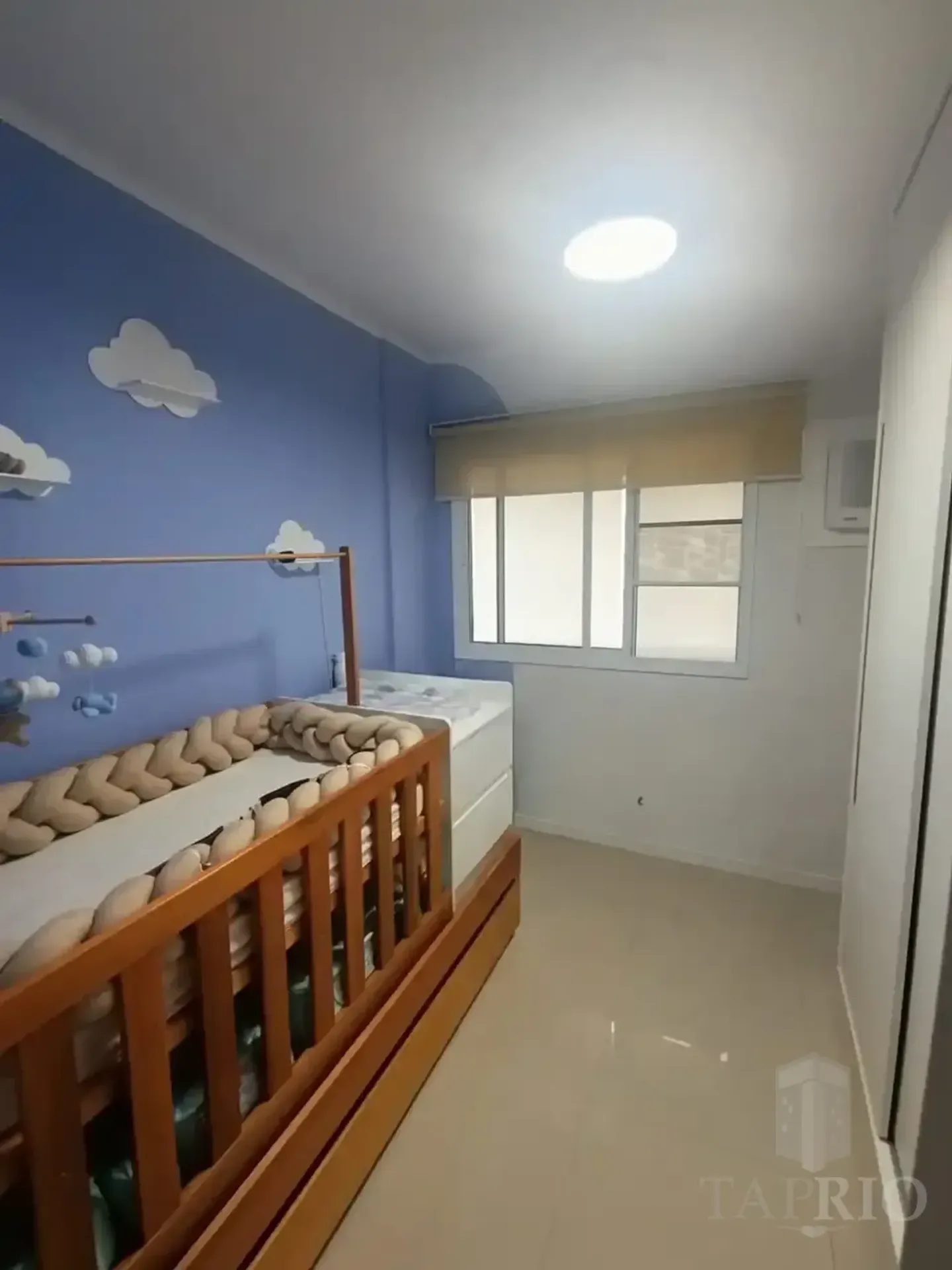 Glass-enclosed balcony in a 2-bedroom apartment, 69 m² — photo 4