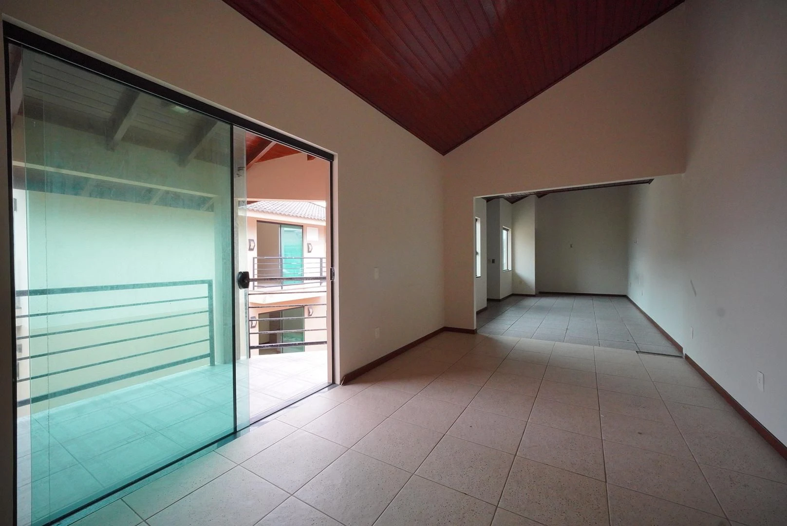 407 m² house with a washing machine and a bathtub — photo 37