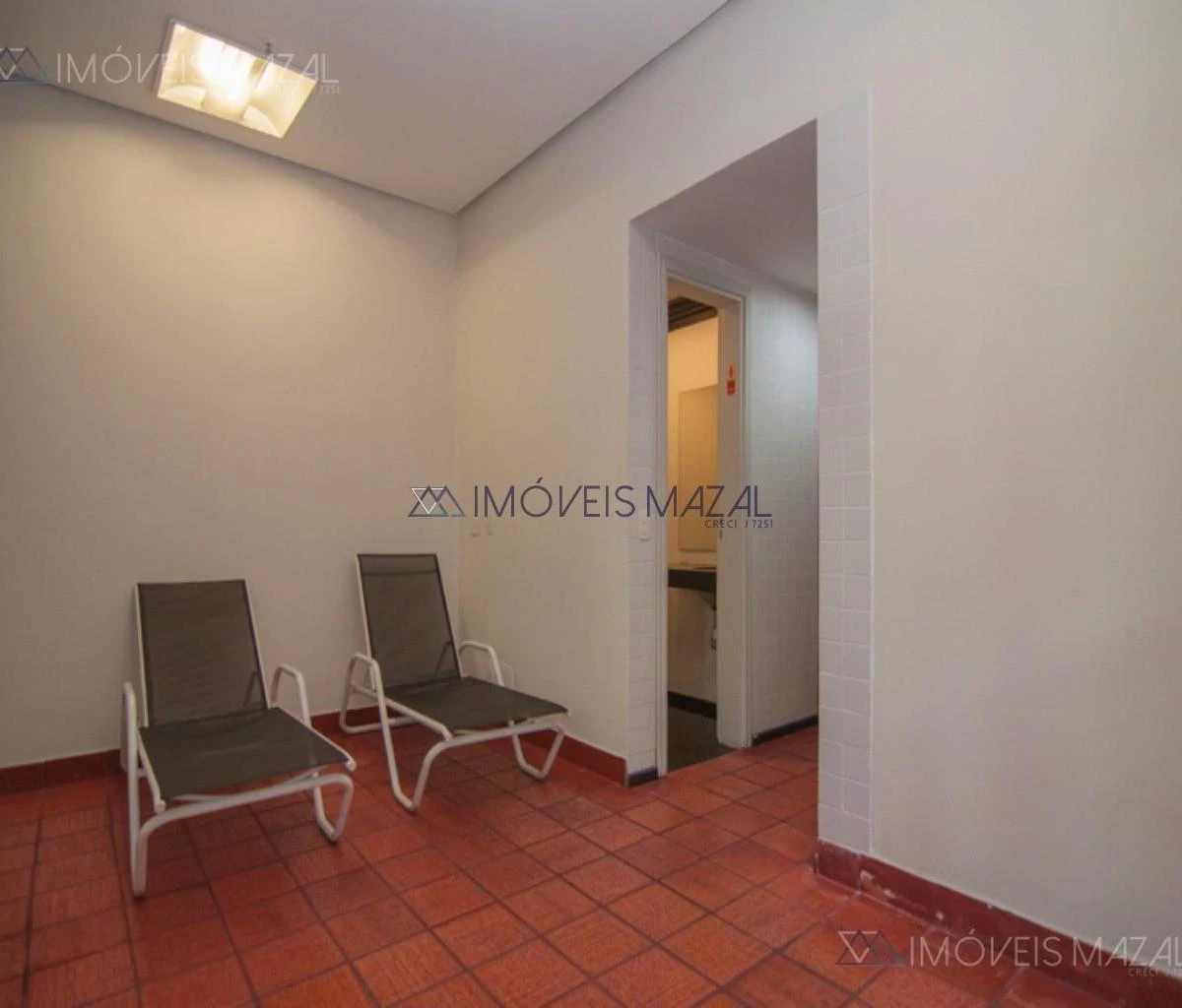 Glass-enclosed balcony in a one-bedroom apartment, 102 m² — photo 20