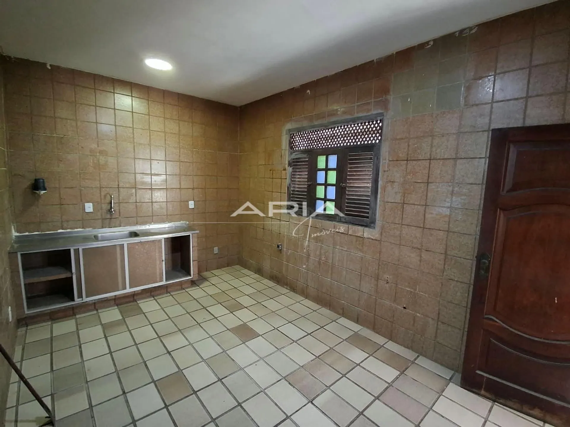Casa de 280 m² com 7 vagas e 2 suítes para locação