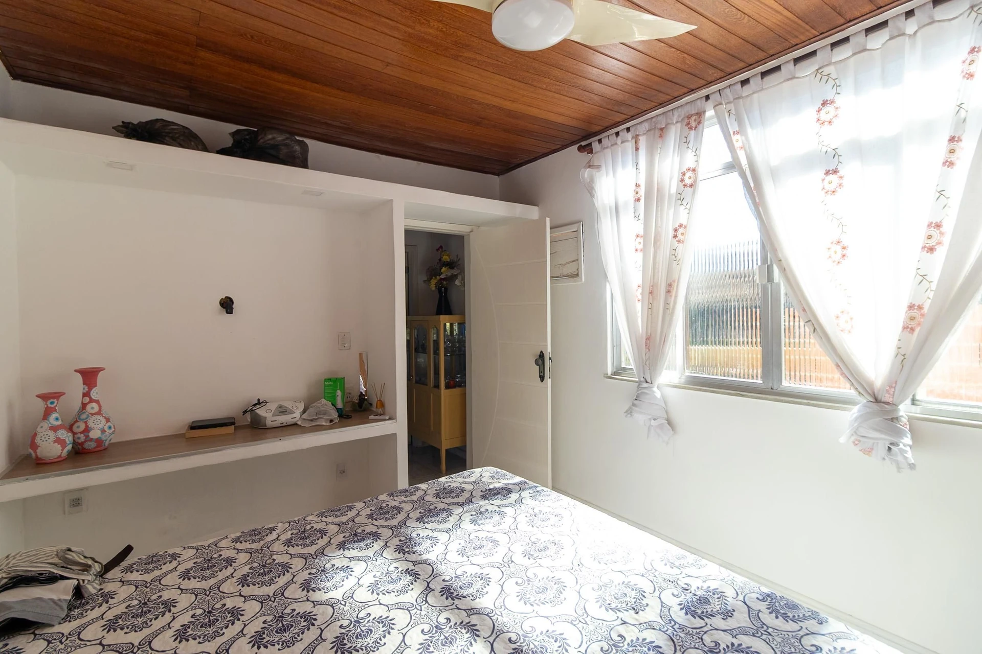 Furnished 4-bedroom apartment with balcony and desk area — photo 6