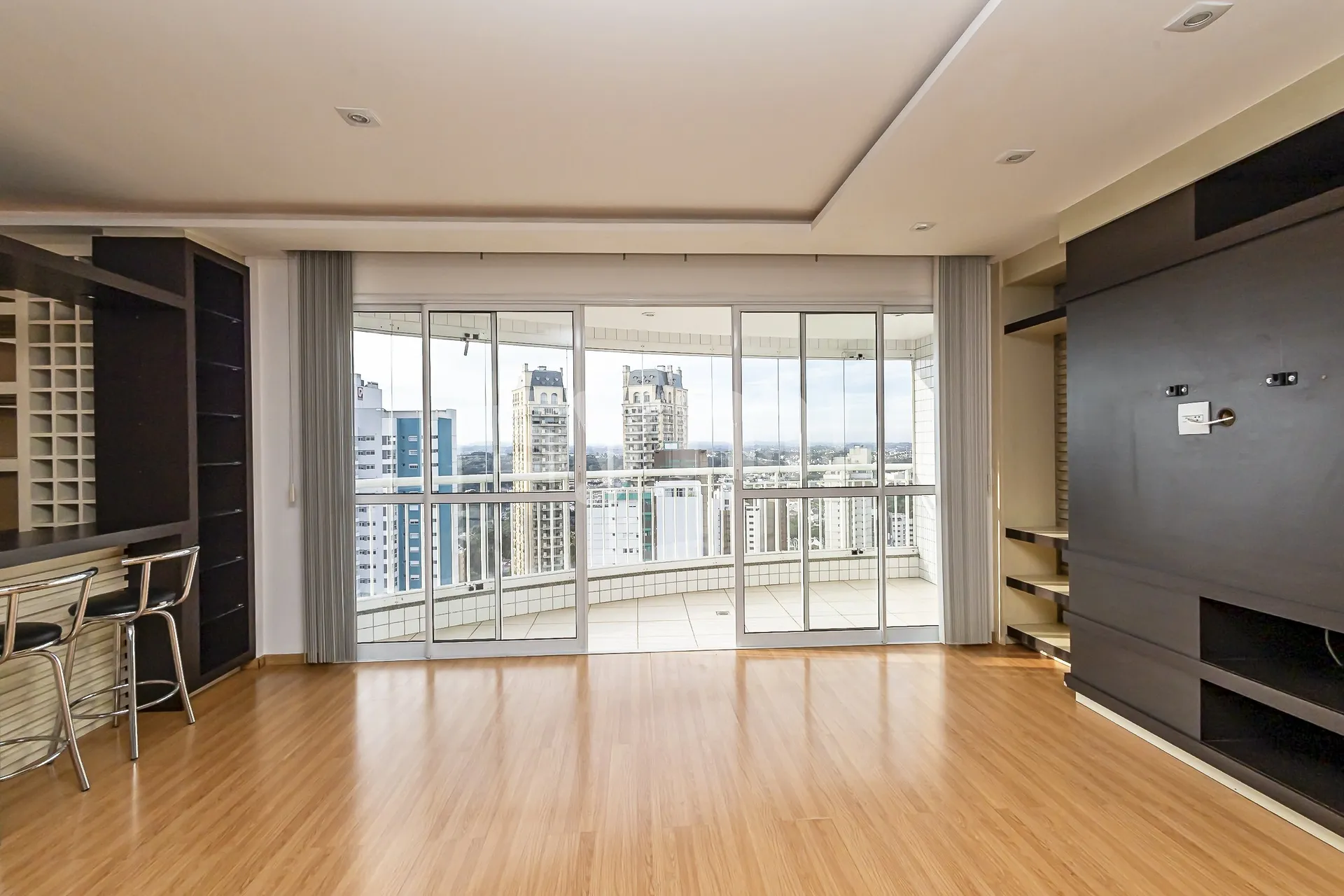 3-bedroom apartment with private BBQ on balcony — photo 3