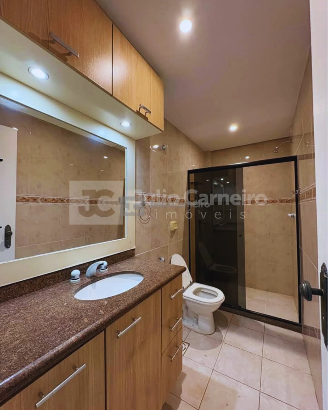 4-bedroom apartment with a bathtub — photo 7
