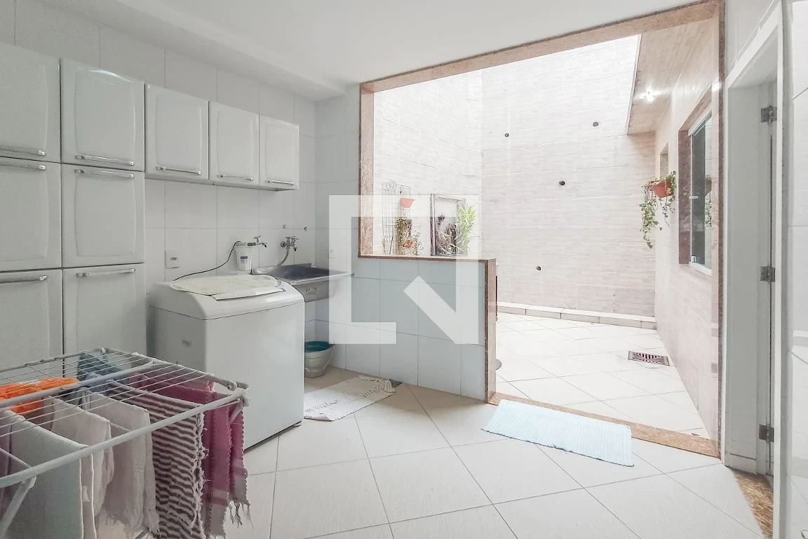 460 m² house with a water view and a private pool — photo 51