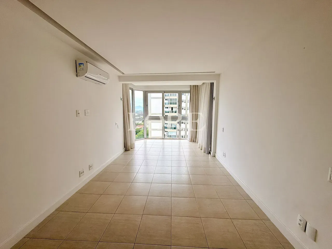 Floor-to-ceiling windows in a 4-bedroom apartment, 205 m² — photo 5
