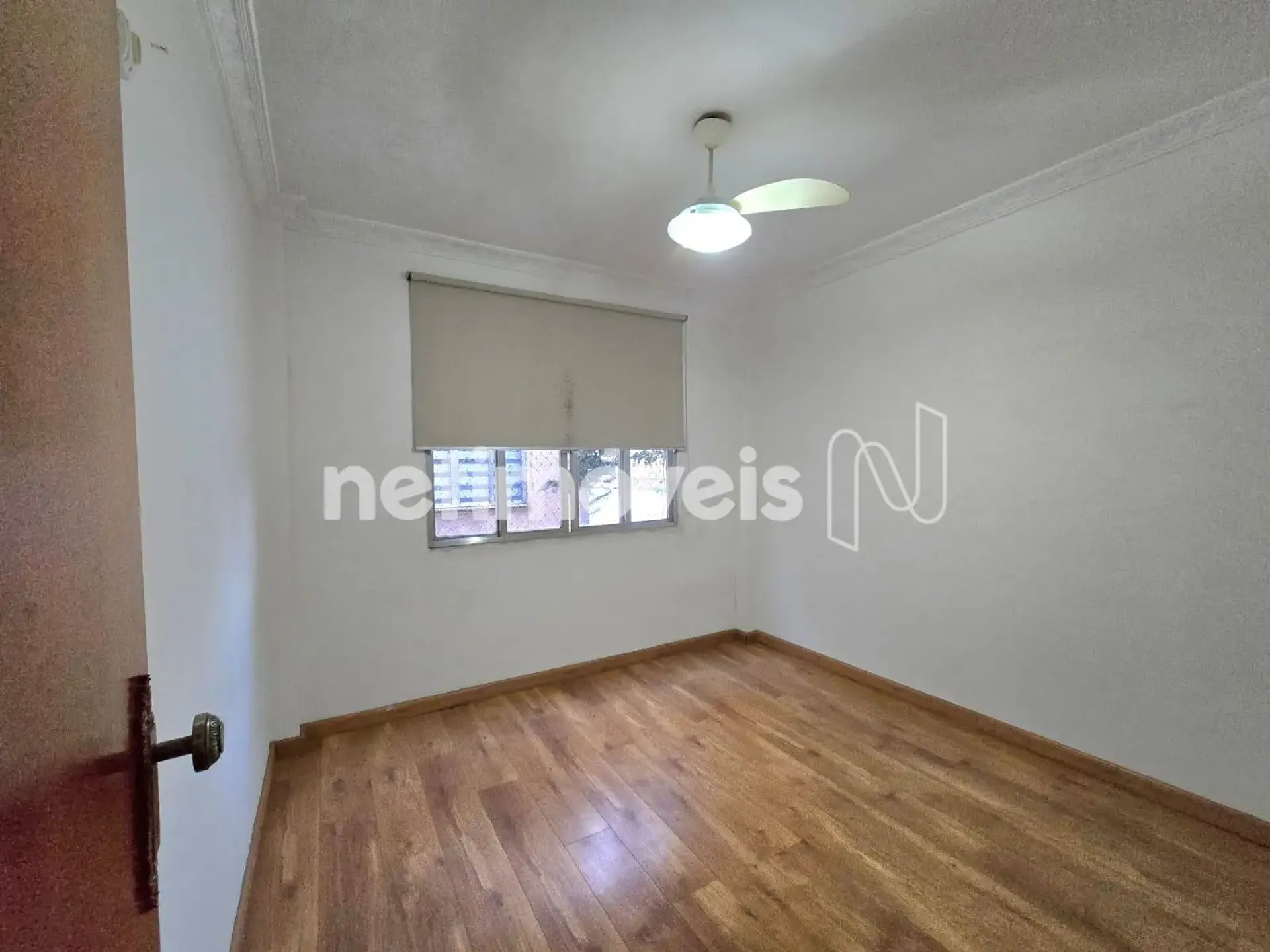 3-bedroom apartment with wood or laminate floors — photo 11