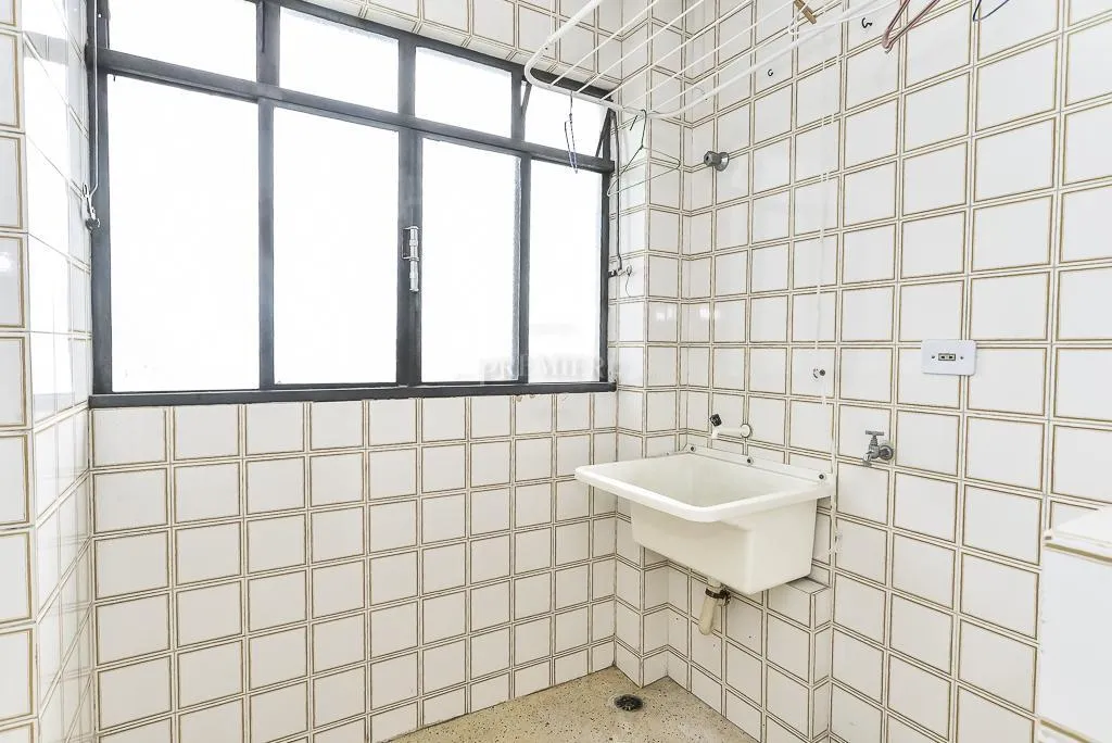 Apartment on the 21st floor with wood or laminate floors — photo 3