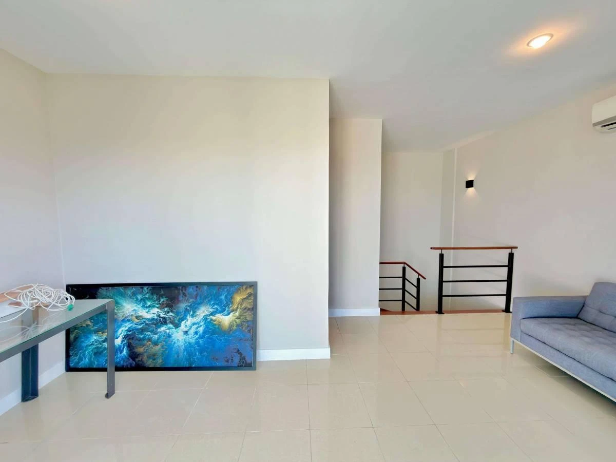 3-bedroom apartment in a building with a gym — photo 18