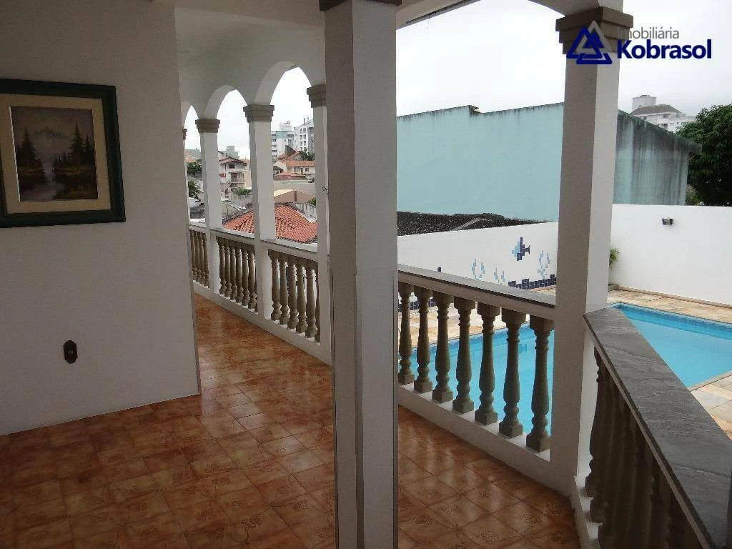 5-bedroom house with a private pool — photo 3