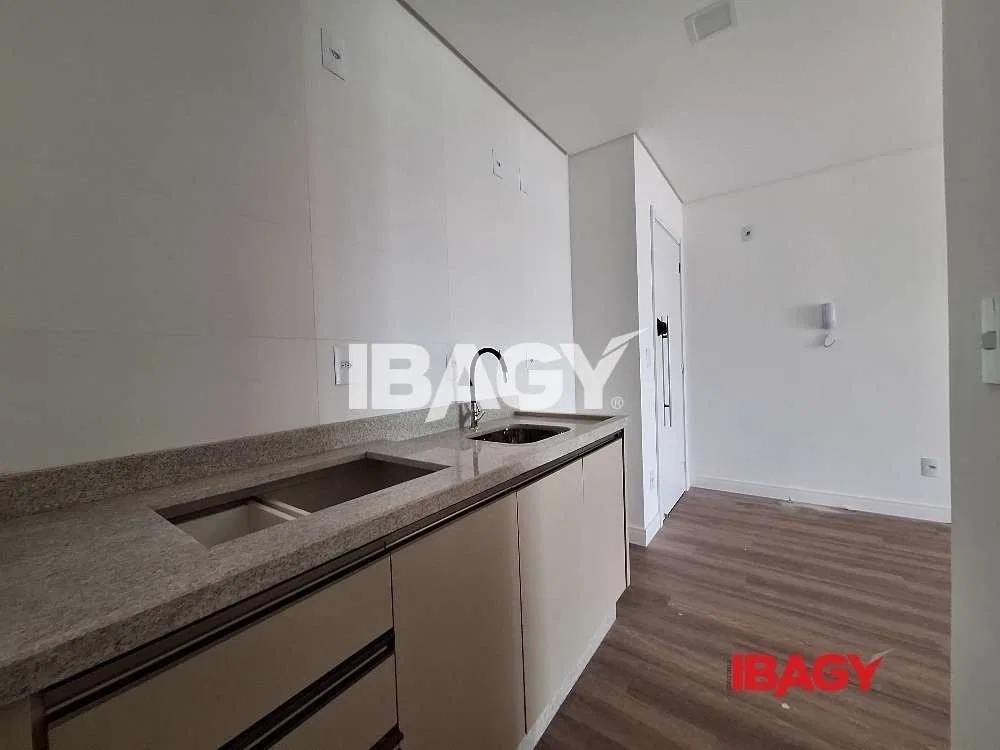 2-bedroom apartment with 2 bathrooms and parking — photo 2