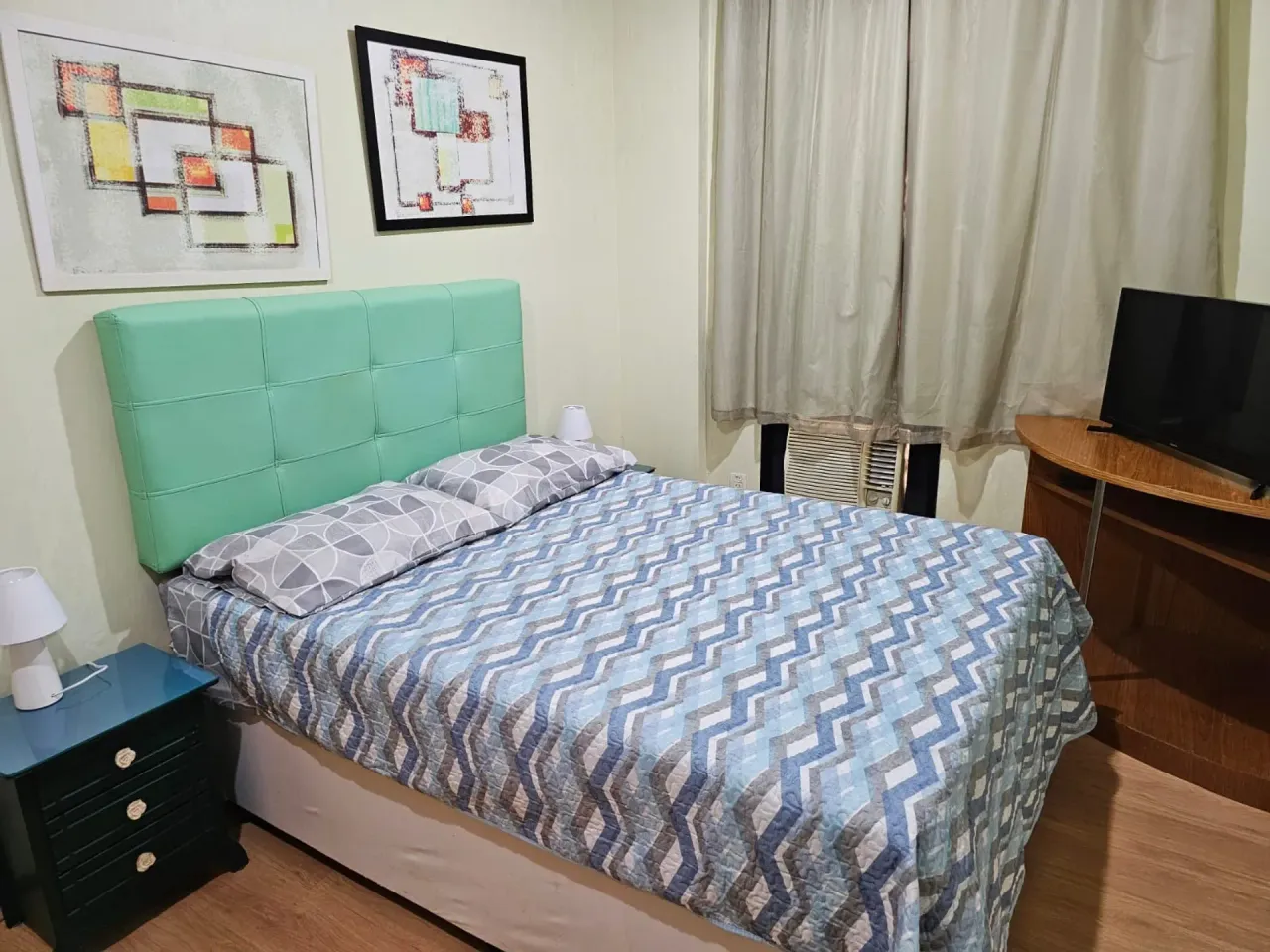 One-bedroom apartment with wood or laminate floors — photo 5