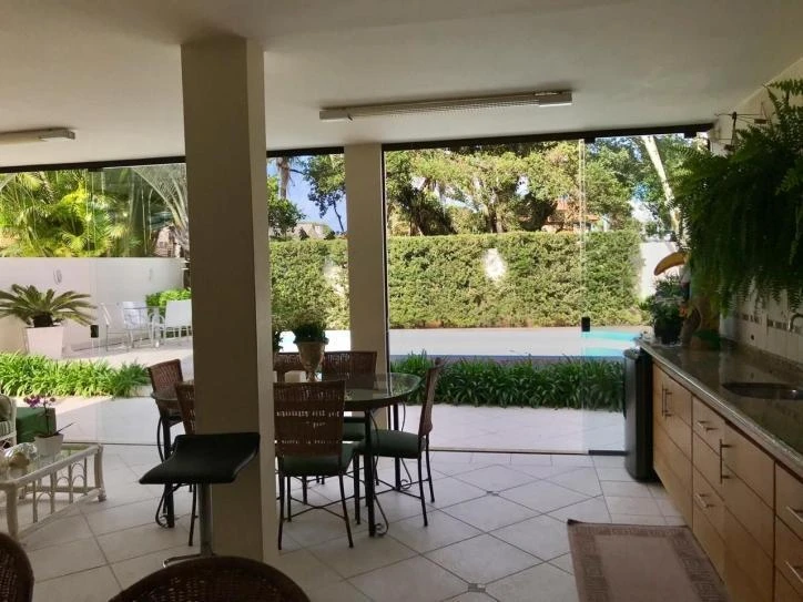 Casa de 290 m² con balcón cerrado con vidrio y bañera — photo 7