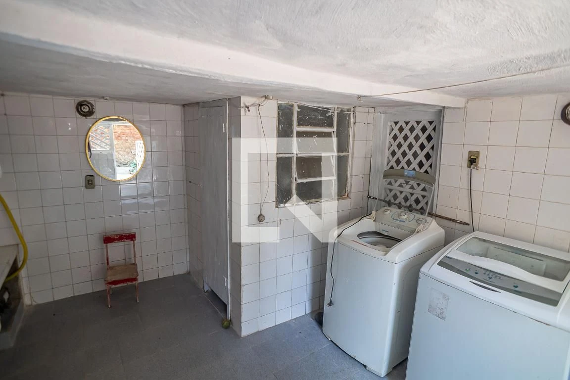 Furnished house, 300 m², with floor-to-ceiling windows — photo 77