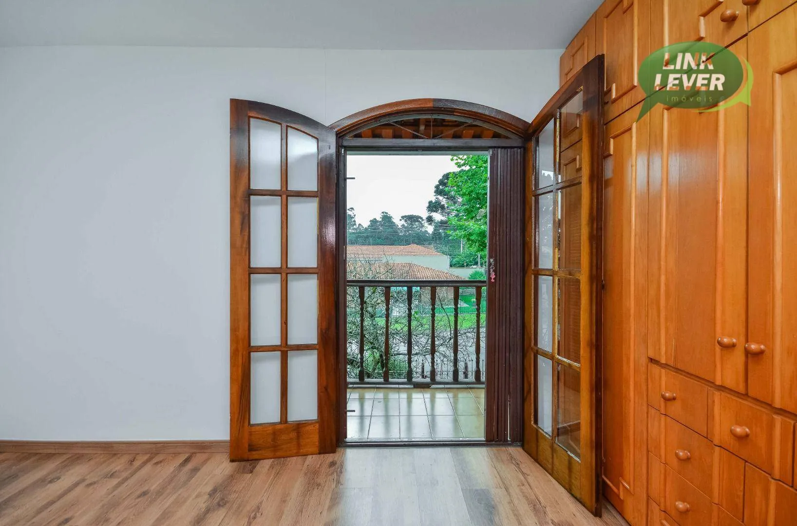 164 m² house with a fireplace and a grill on the balcony — photo 20