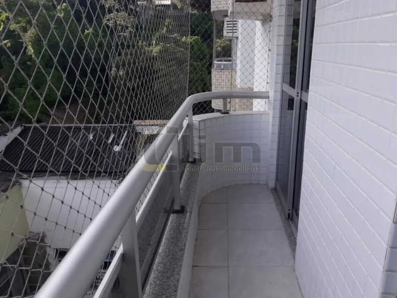 3-bedroom apartment in a building with a pool — photo 22