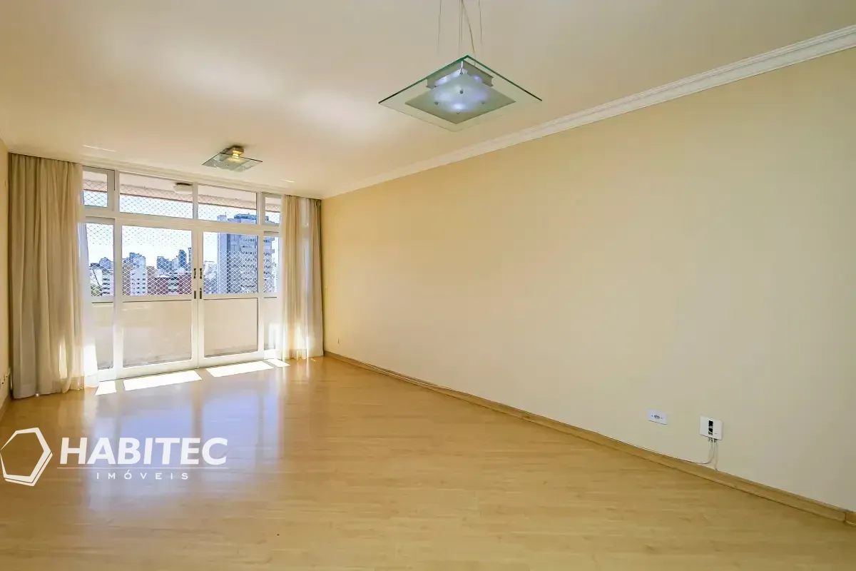 4-bedroom apartment with 2 bathrooms and a balcony — photo 9