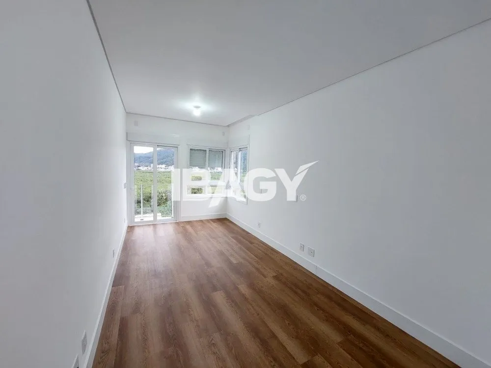 Furnished 133 m² apartment with 3 en-suite bedrooms — photo 40