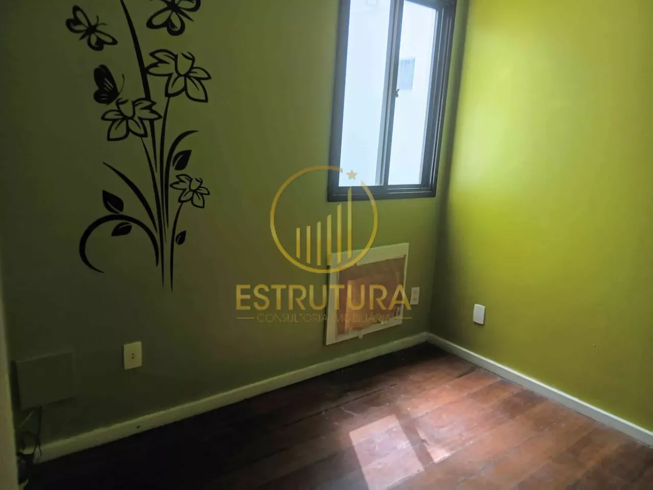 4-bedroom apartment with 3 bathrooms and a balcony — photo 4