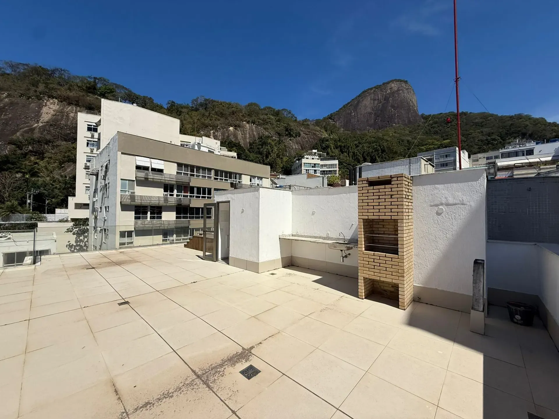 Apartment with balcony, 3 bedrooms and 2 parking spots — photo 33