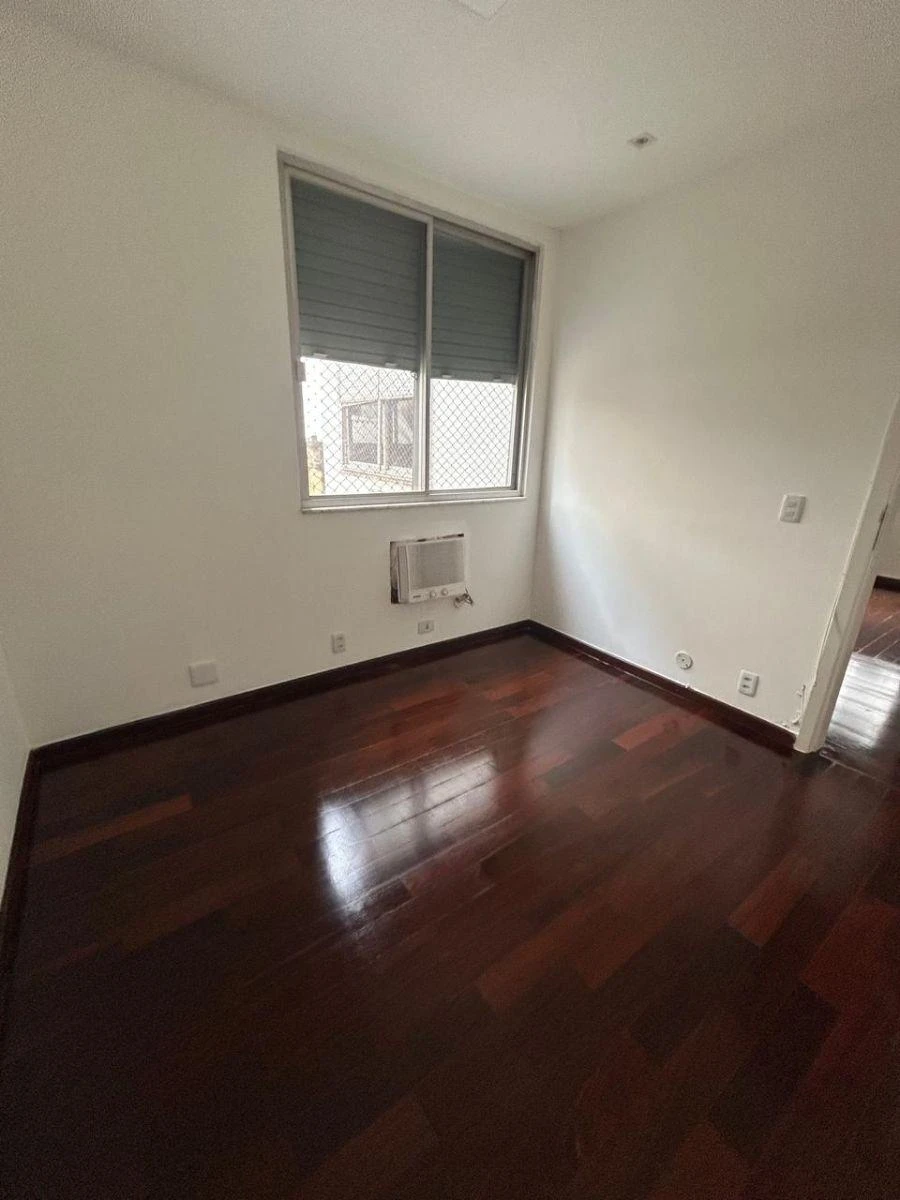 4-bedroom apartment with a walk-in closet — photo 43