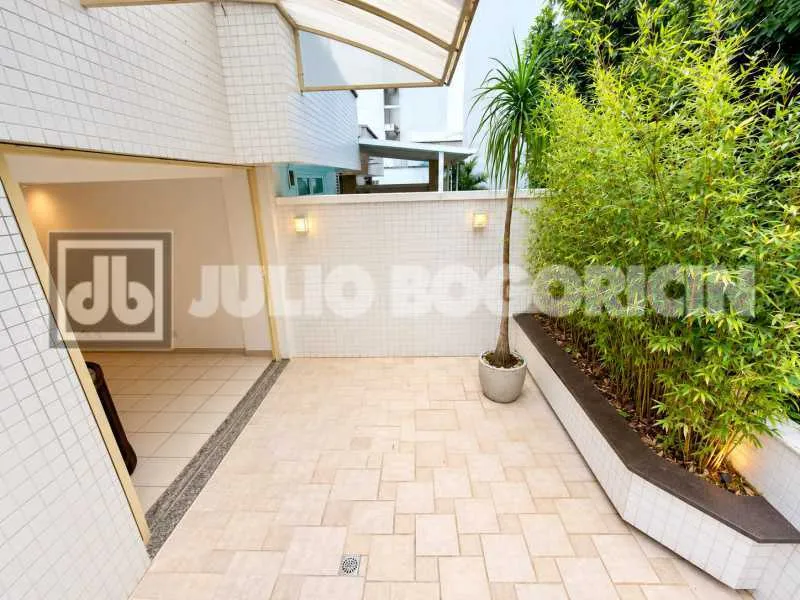 3-bedroom apartment with a park view in Rio de Janeiro — photo 20
