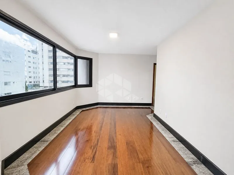 Departamento de 4 dormitorios con ventanales de piso a techo — photo 25