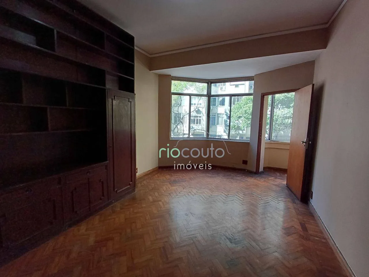 Apartamento com 3 dormitórios e piso de madeira — photo 13