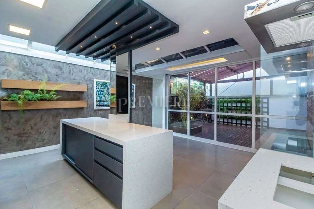 4-bedroom house with en-suite bathrooms and open-plan kitchen