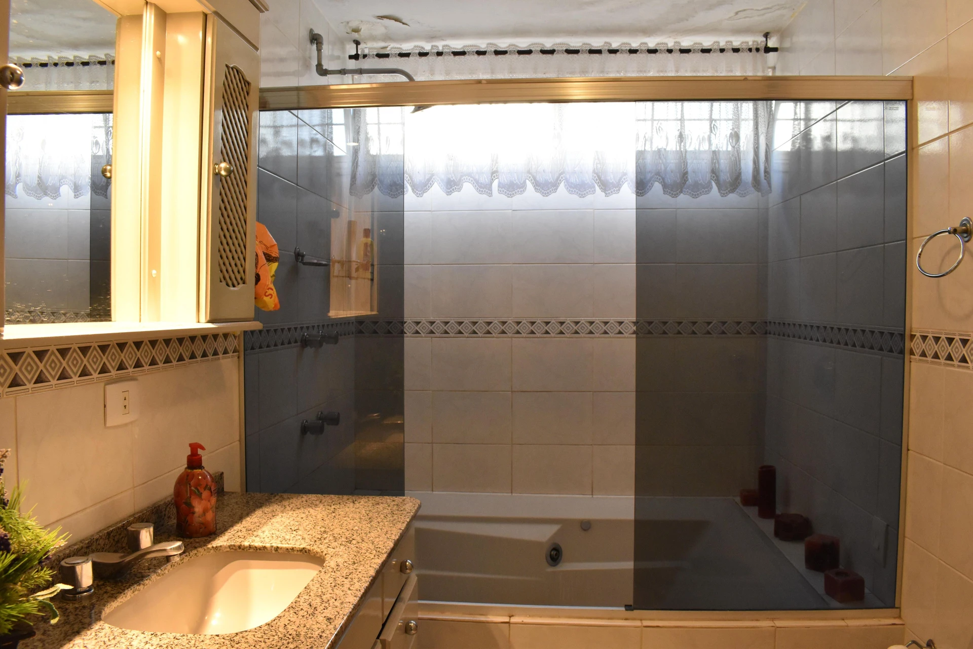 3-bedroom apartment with a bathtub in Curitiba — photo 30