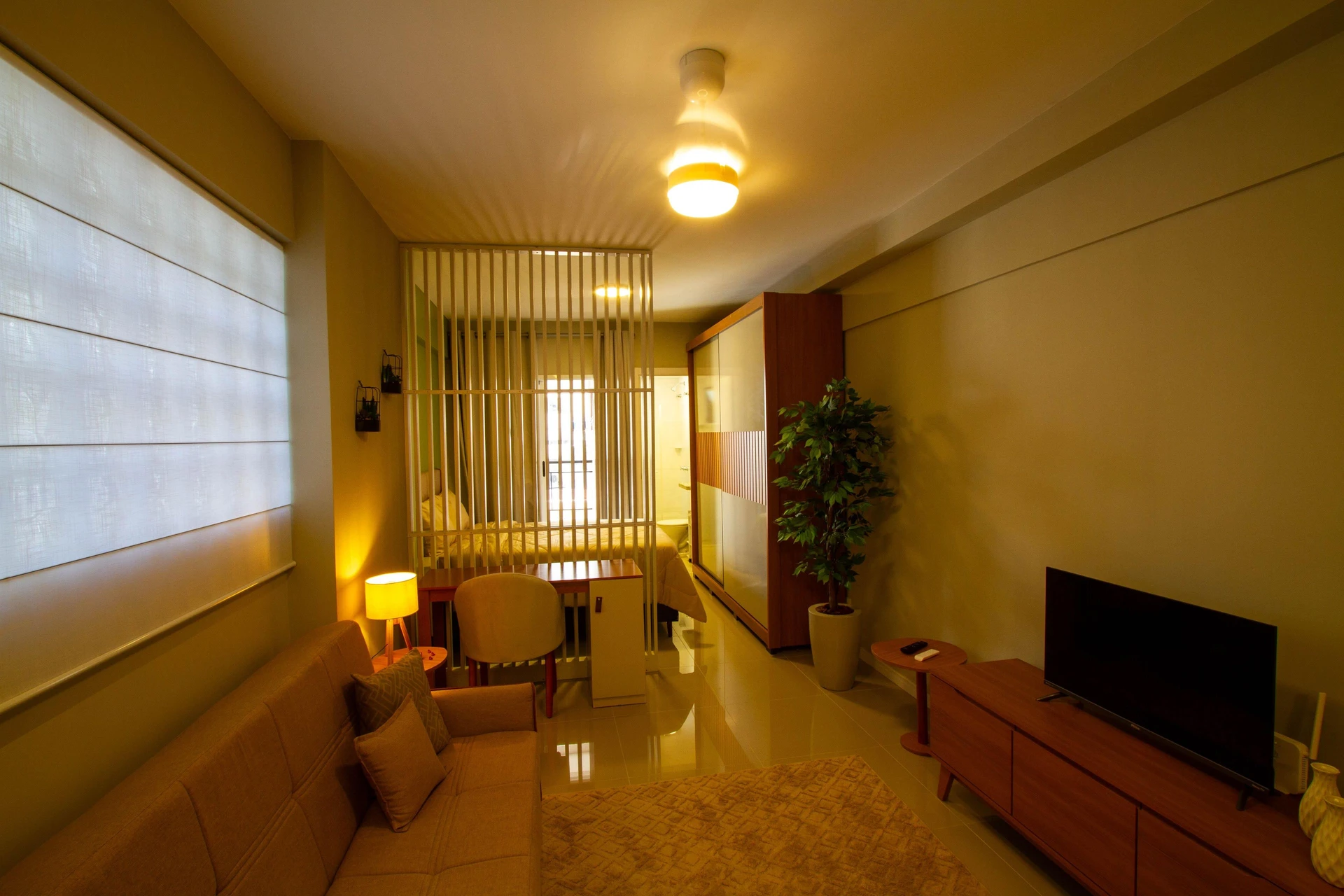 Furnished studio in a building with a gym