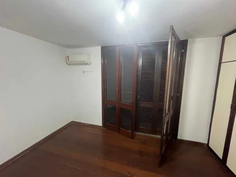 Balcony with a grill in a 4-bedroom house, 420 m² — photo 16
