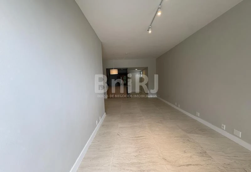 Furnished apartment, 121 m², with a glass-enclosed balcony — photo 18