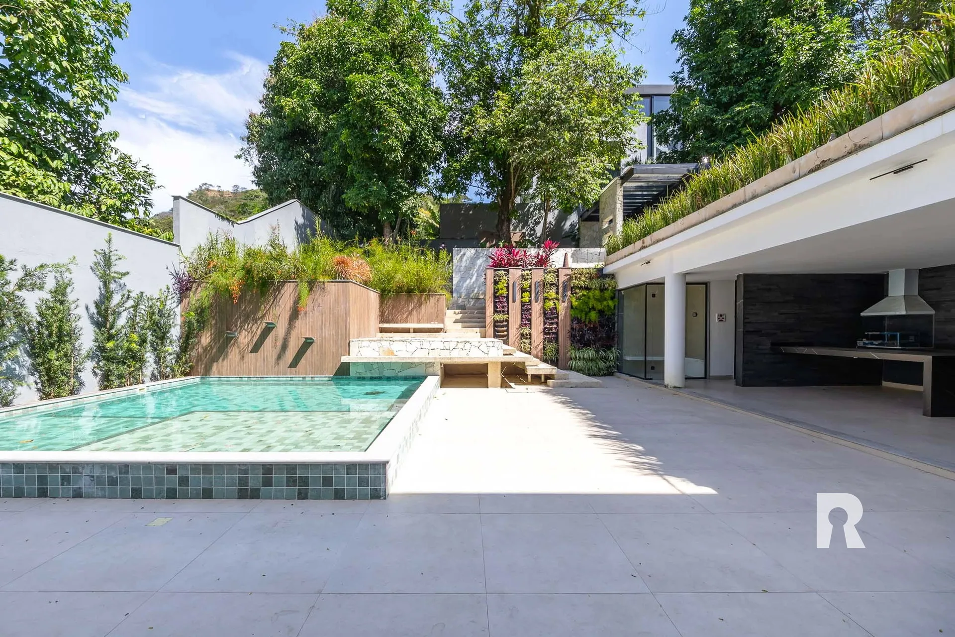Casa moderna de 5 suítes com 7 banheiros e 2 vagas — photo 10