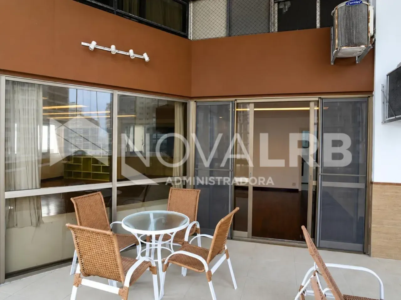 4-bedroom apartment with enclosed glass balcony — photo 10
