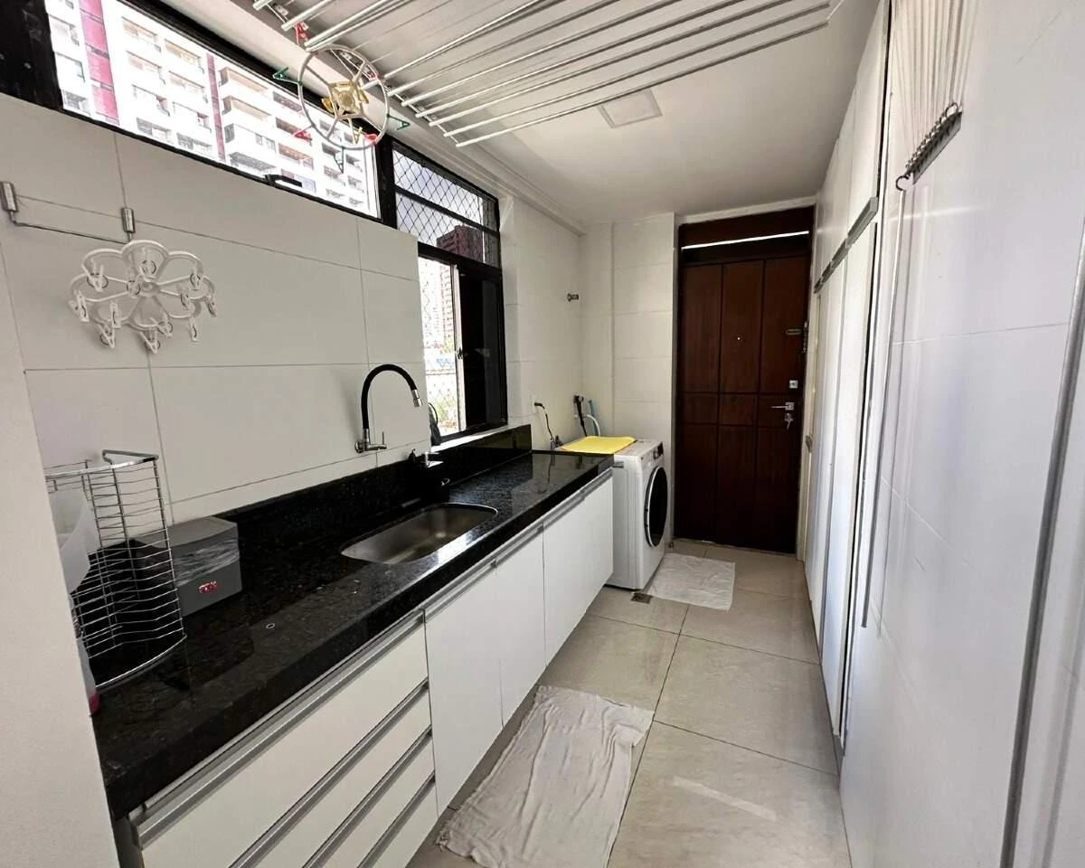 Glass-enclosed balcony in a 3-bedroom apartment, 190 m² — photo 9