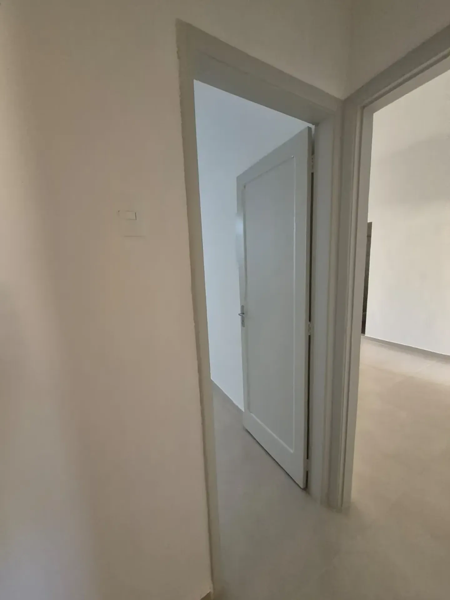 Apartamento sem mobília com cozinha planejada e tanque — photo 12
