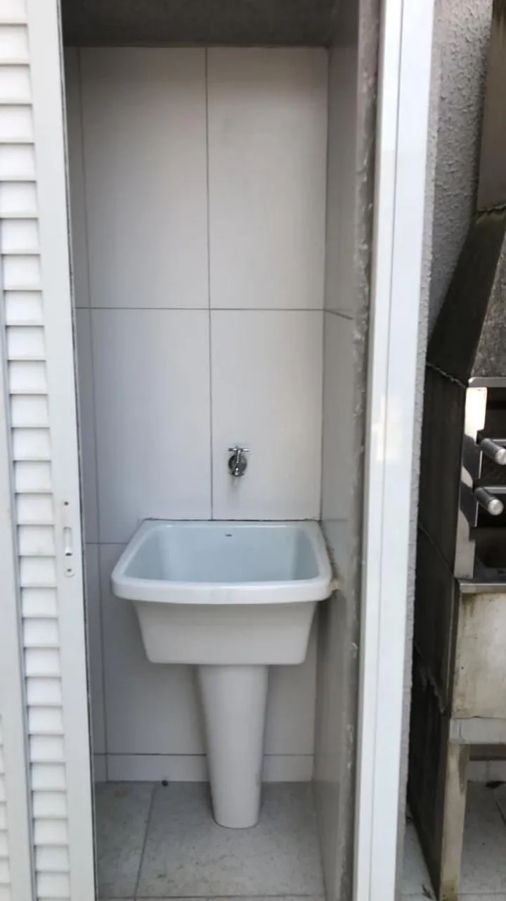 Balcony with a grill in a 2-bedroom apartment, 68 m² — photo 5