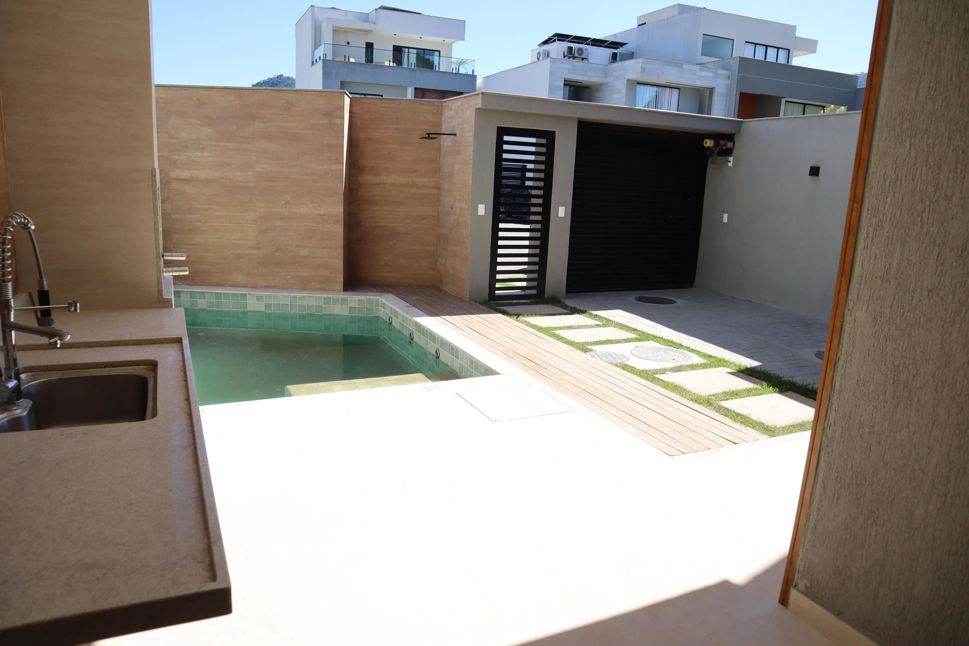 4-bedroom house with a grill on the balcony — photo 46