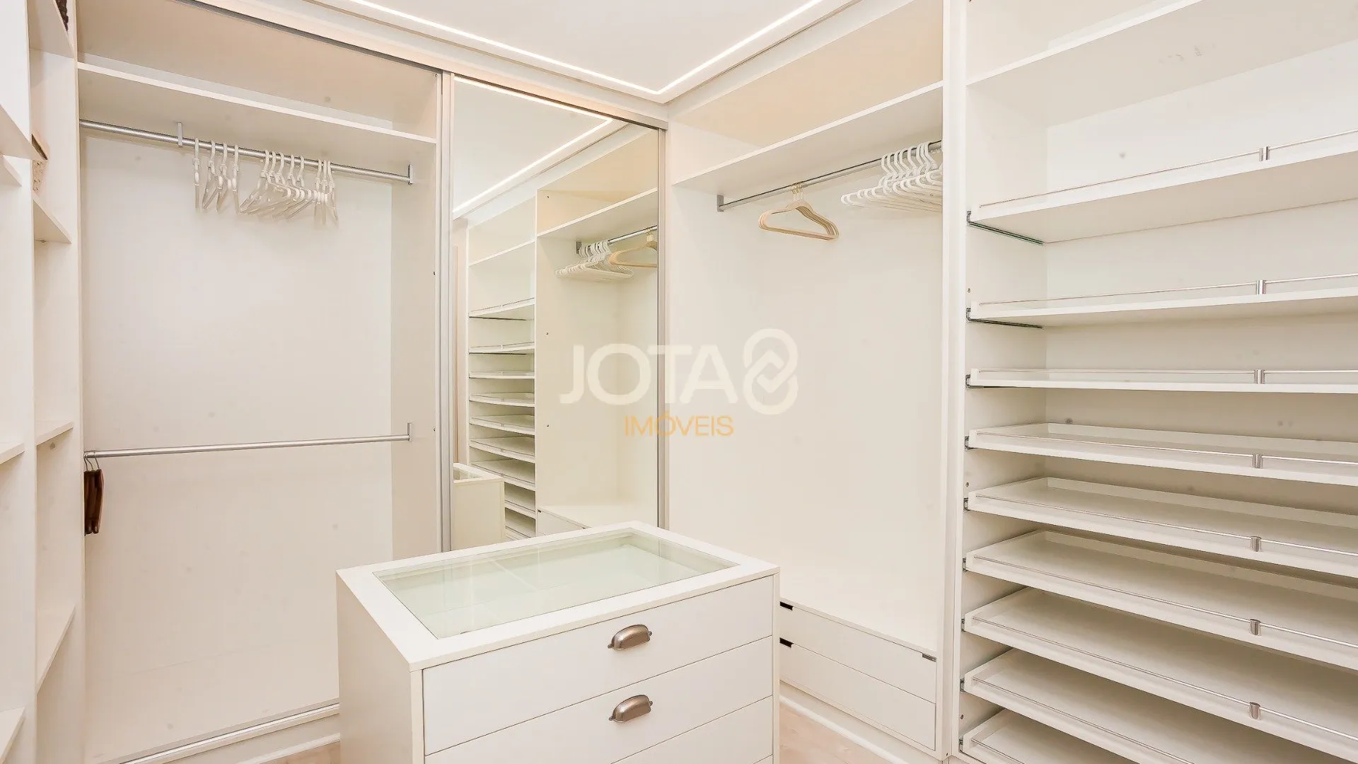 199 m² apartment with 2 bedrooms and a suite, 2 parking — photo 41