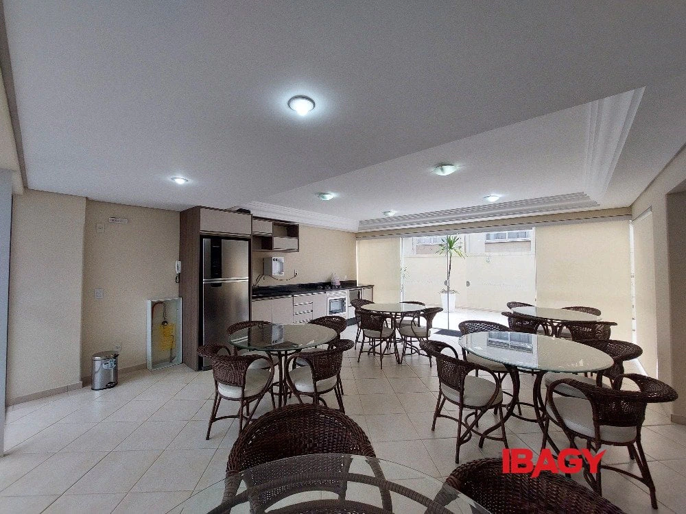 Apartamento de 1 dormitorio con cocina abierta y suite — photo 13