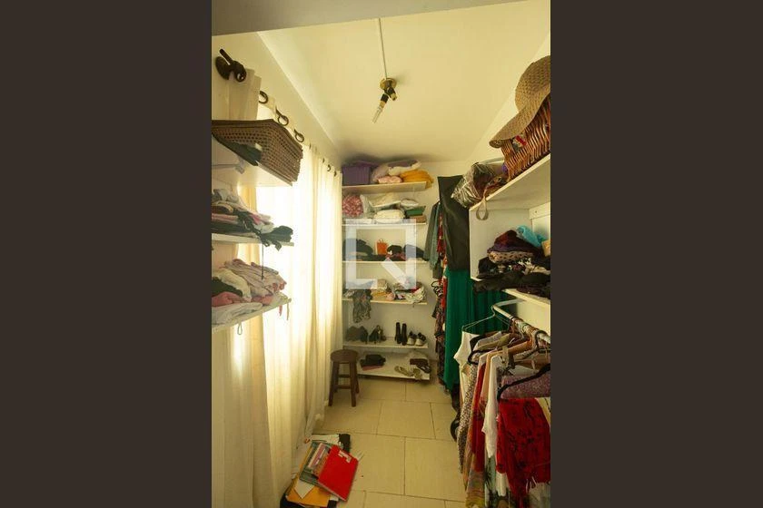 Casa de 197 m² com espaço de home office e closet — photo 11