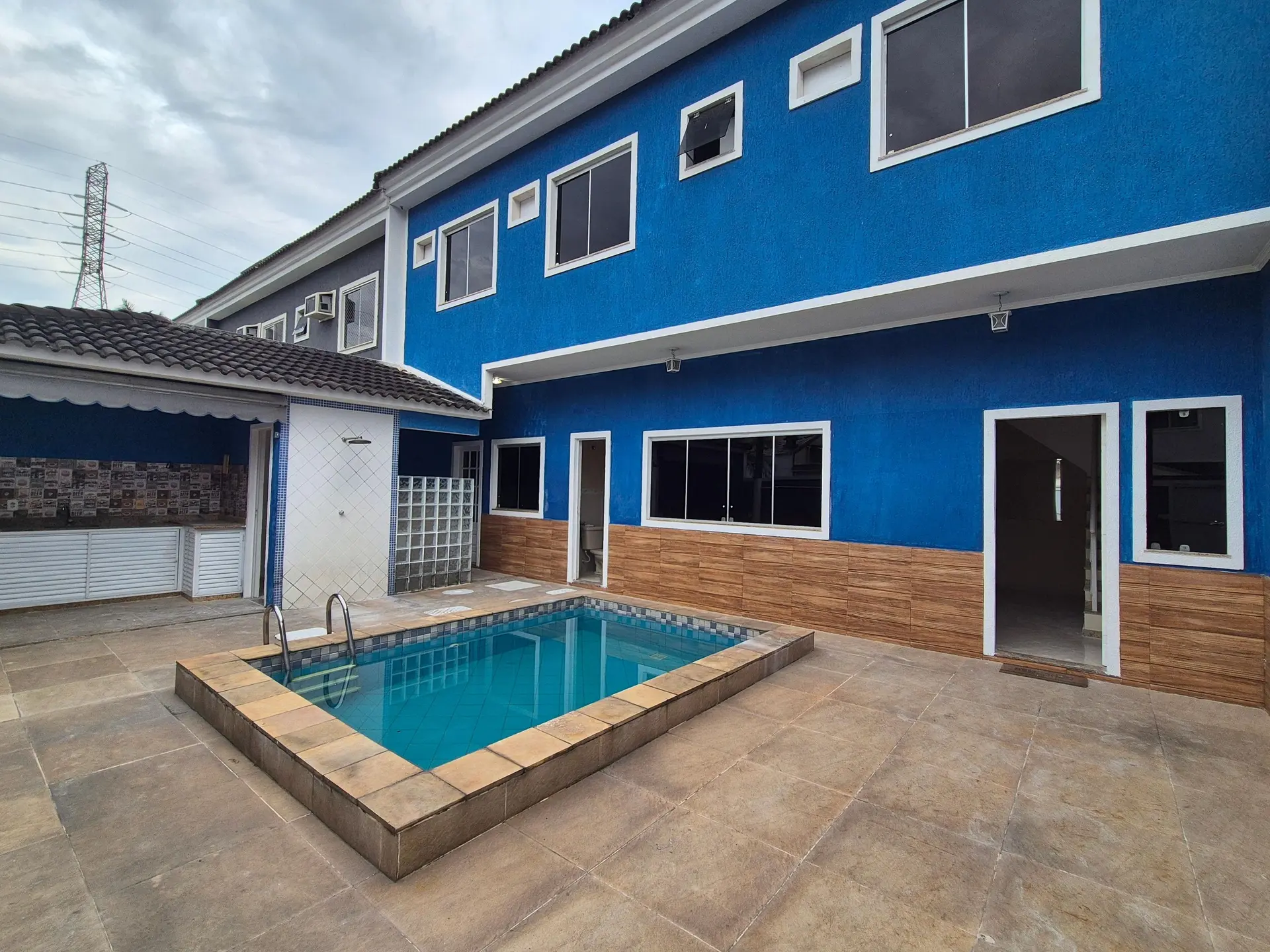 180 m² house with a grill on the balcony and a garden