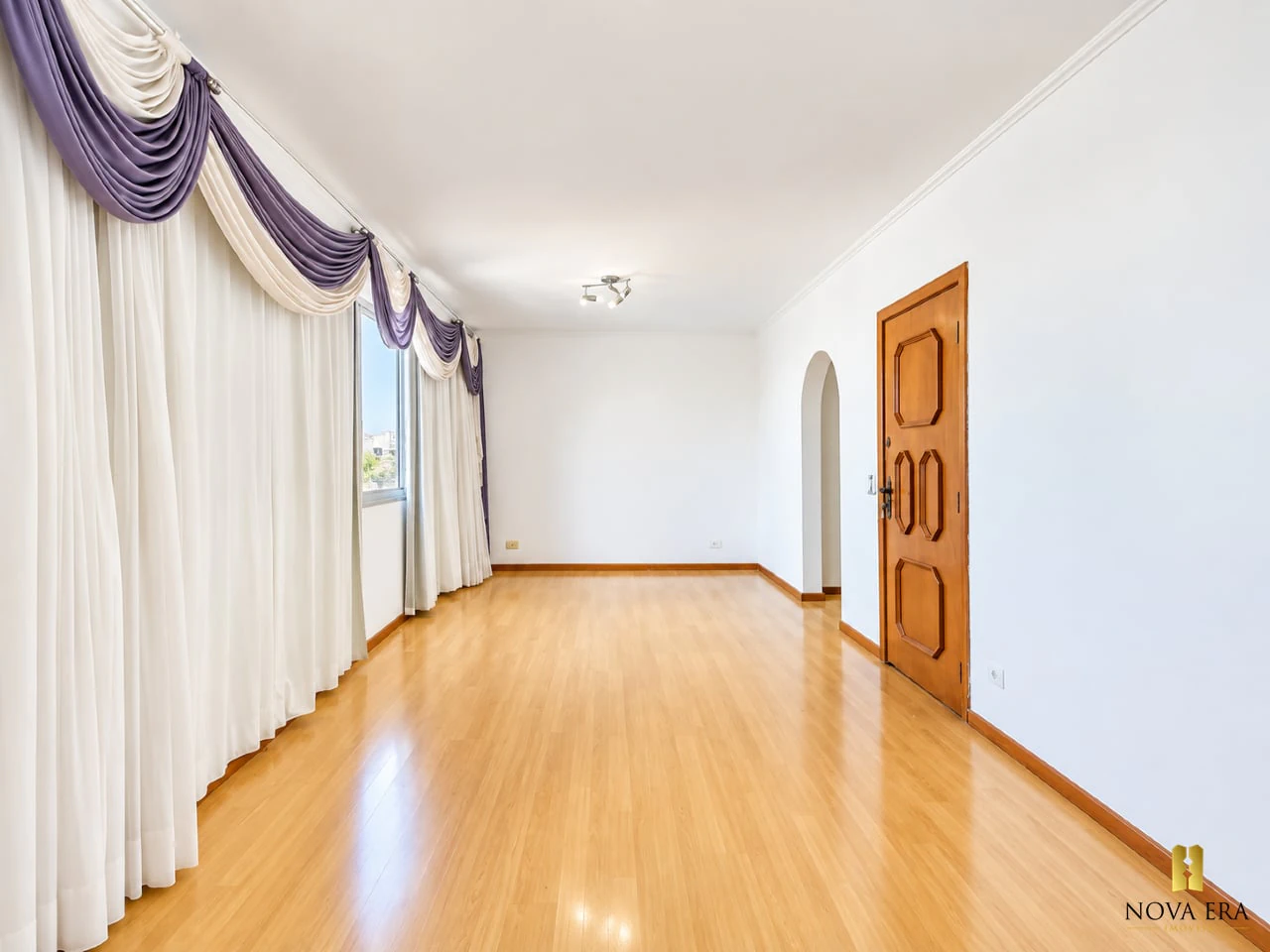 Glass-enclosed balcony in a 3-bedroom apartment, 124 m² — photo 14