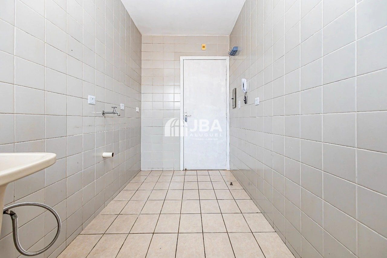Wood or laminate floors in a 2-bedroom apartment, 68 m² — photo 7