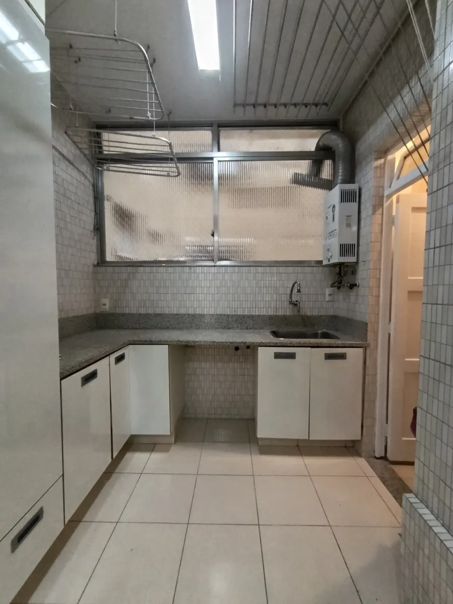 Unfurnished apartment with 3 bedrooms and 1 bathroom — photo 36